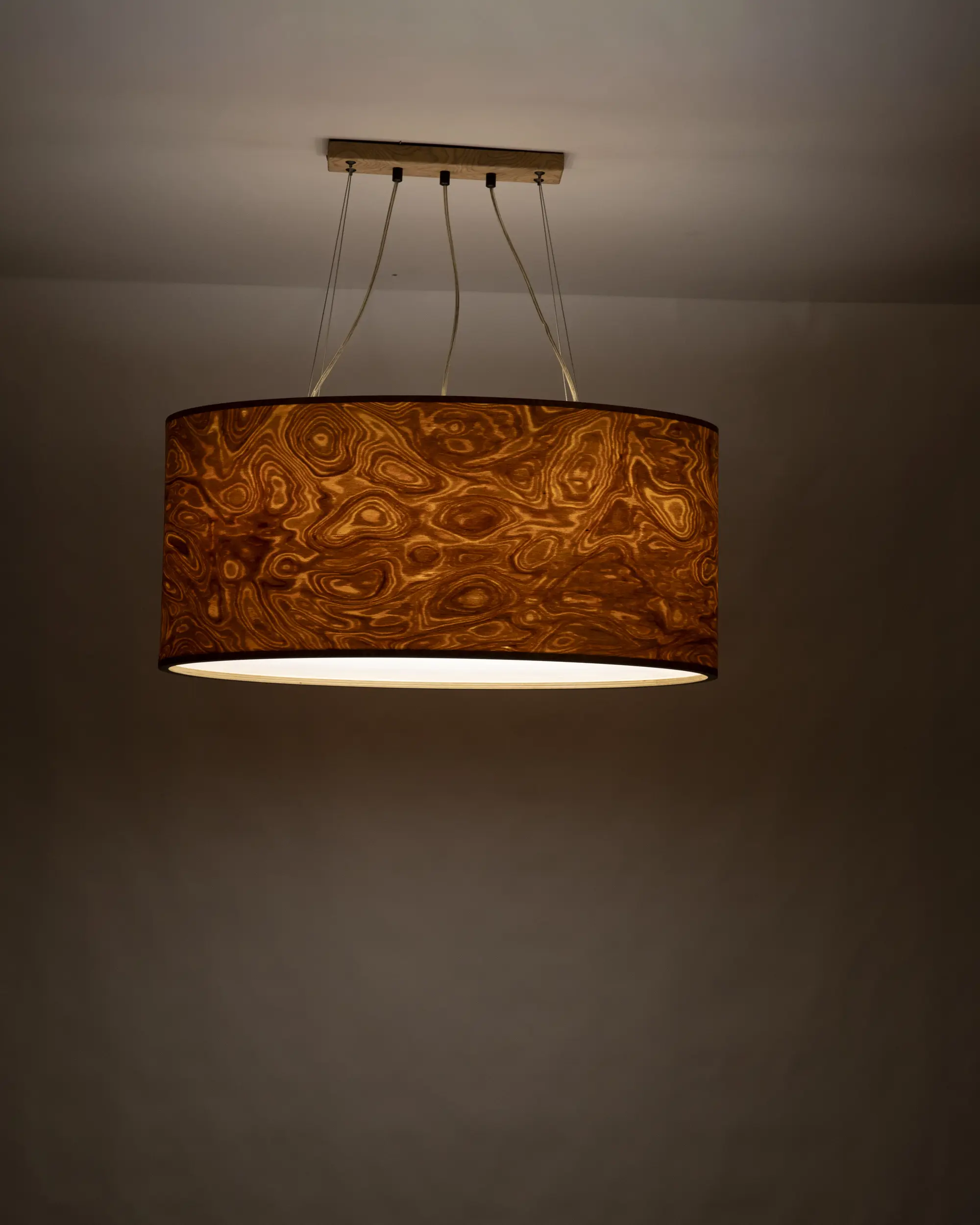 AURINKO Yapay Kök 90 cm ahşap tavan sarkıtı yanık ve aydınlatılmış görünümü