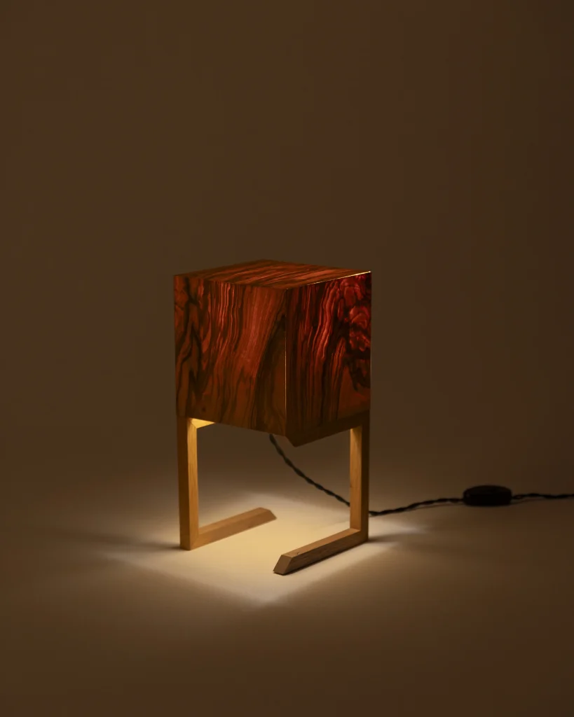 TAHTI Renkli Diş Budak Kaplama Metal Ayaklı El İşçiliği Masa Aydınlatması